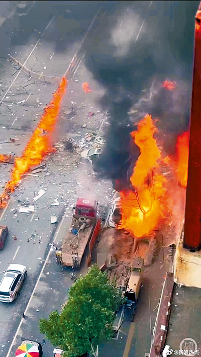 街道爆炸起火，车辆被烧毁。
