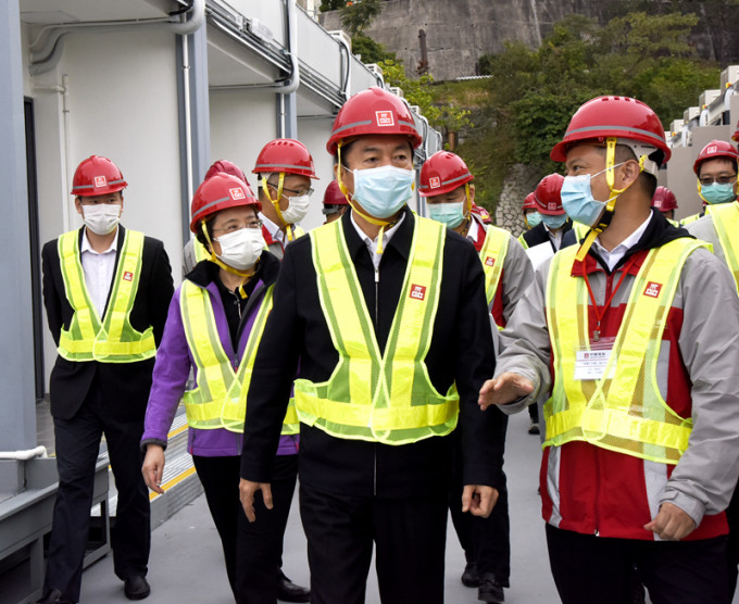 駱惠寧（右二）到「港版火神山」視察。