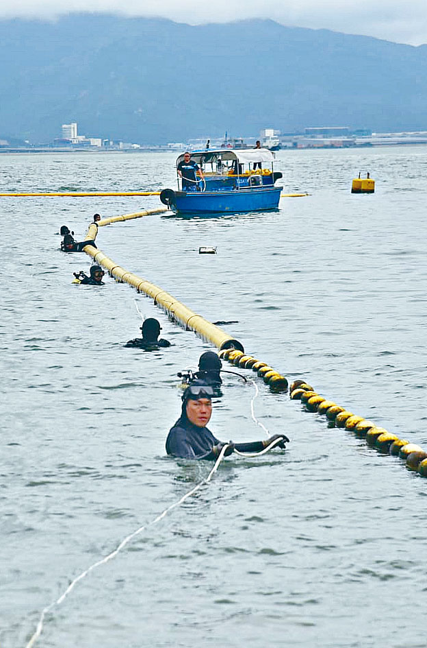 康文署外判公司多名潛水員檢查防鯊網。