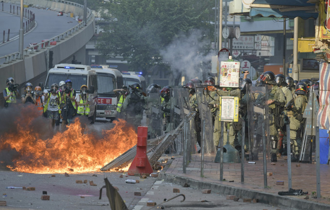 去年國慶，荃豐有示威，防暴警到場。 資料圖片
