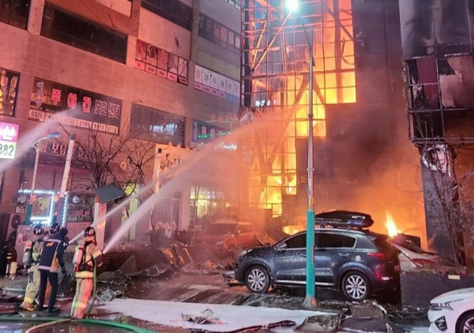 南韓仁川市一間酒店的機械式停車場起火，造成54人受傷。網上圖片