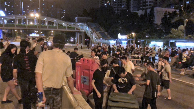 凌晨2時半，示威者收拾佔路雜物，開始散去。