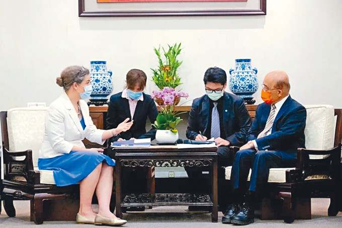 苏贞昌（右）昨天会见美国在台协会新任处长孙晓雅（左）。