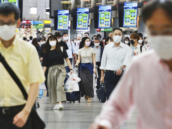 日本預料將延長19個都道府縣的緊急事態宣言至本月30日。AP圖片