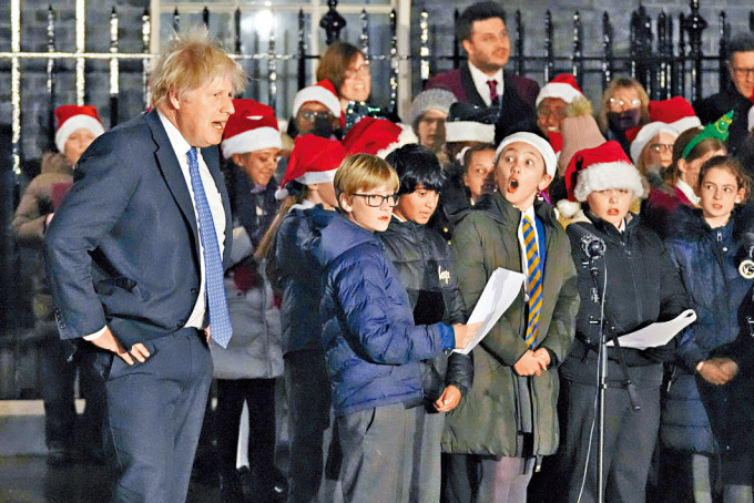■約翰遜周三出席唐寧街首相府聖誕樹亮燈儀式。