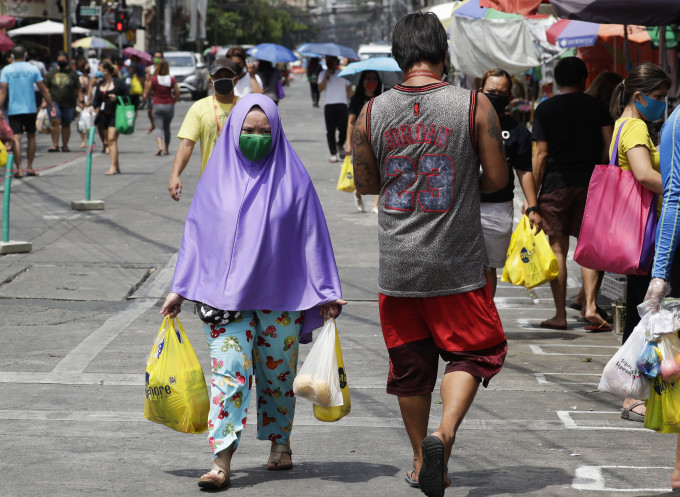 菲律宾延长马尼拉等地封城令至5月中。 AP图