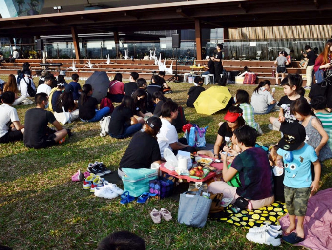 網民觀塘海濱公園舉行追悼會，摺紙鶴靜坐。