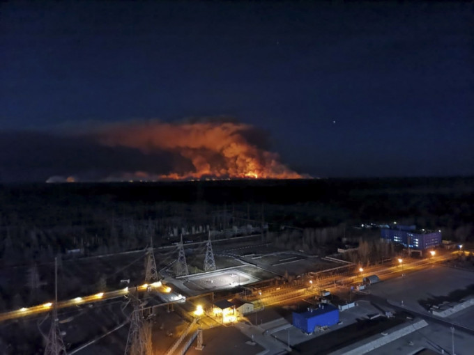切爾諾貝利森林大火持續，火勢逼近核反應堆，令人憂慮。AP圖