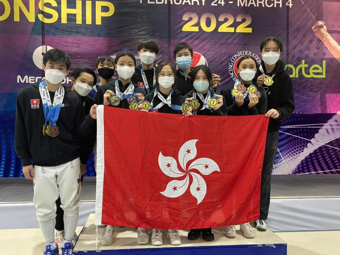 香港男、女子花劍隊於亞青賽青年組團體賽再添兩金。陳偉勁教練提供圖片