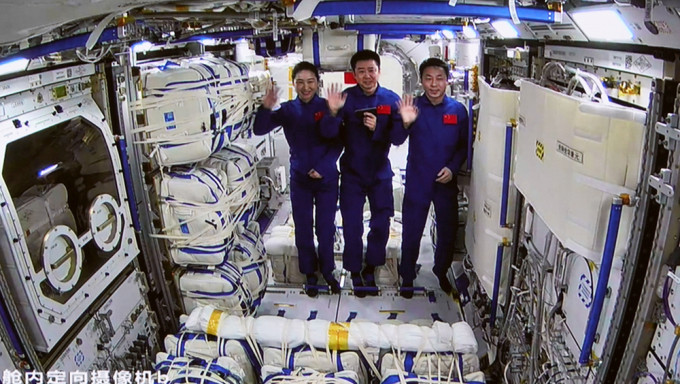 神舟十四號太空人陳冬（中）、劉洋（左）、蔡旭哲進入夢天實驗艙。