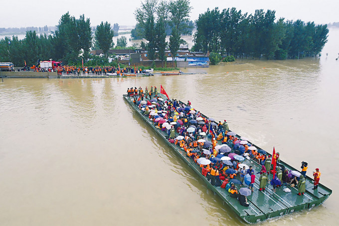 ■军方出动大型机动浮桥疏散被洪水包围民众。