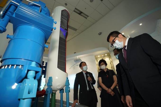 邓炳强（右）了解国家新型核电站技术华龙一号的设计。政府新闻处图片