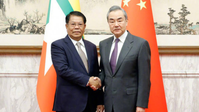 外交部長王毅在北京會見來華的緬甸副總理兼外長丹穗。（外交部網站）