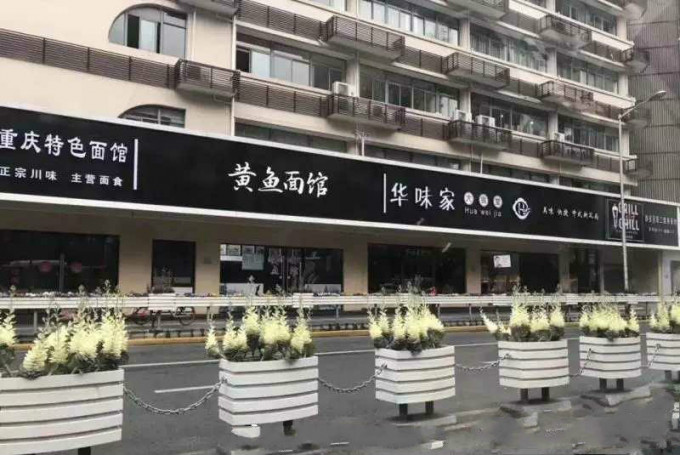 上海有街道招牌整体被换成了黑底白字，网友吐槽是「墓地风格」。