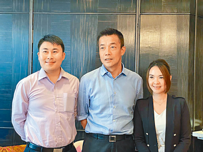 （左起）首席财务总监兼公司秘书曾昭浩、执行董事兼行政总裁颜添荣、总监张淑明。