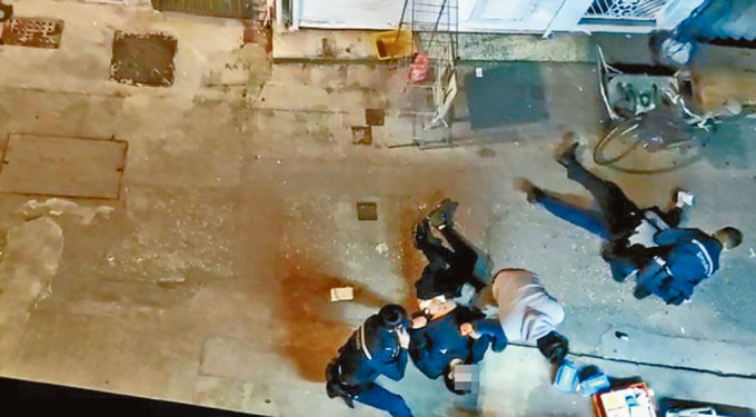遇袭警员(右上)开枪后晕倒。