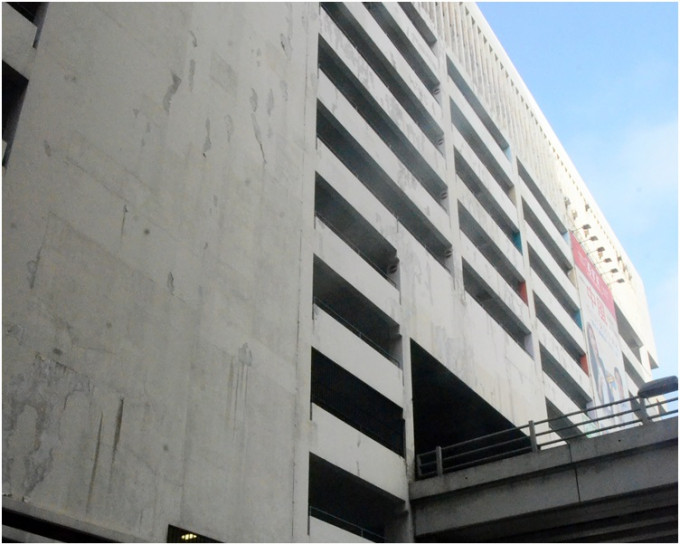 本港面對泊車位不足問題。圖為油麻地多層停車場。資料圖片