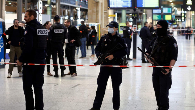 法国巴黎北站发生持刀伤人案。AP