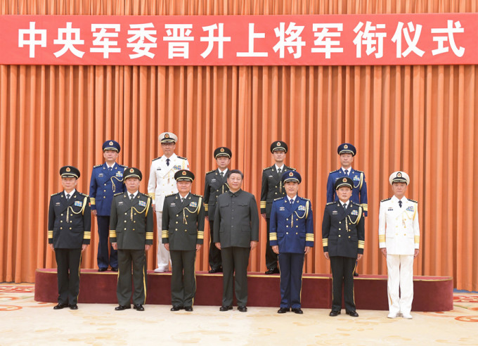 习近平率中央军委其他成员与5名新晋上将合照。互联网图片