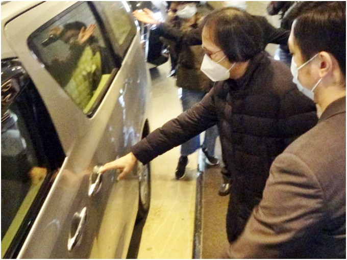 「上海仔」（右二）中午完成隔離檢疫離開酒店。