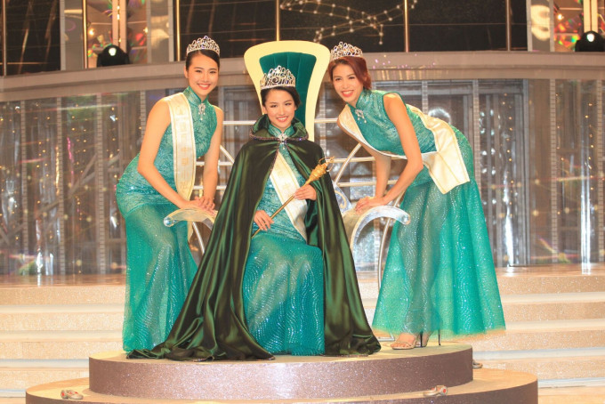 「2018國際中華小姐競選」結束，冠軍由10號李思佳(中)所奪得。
