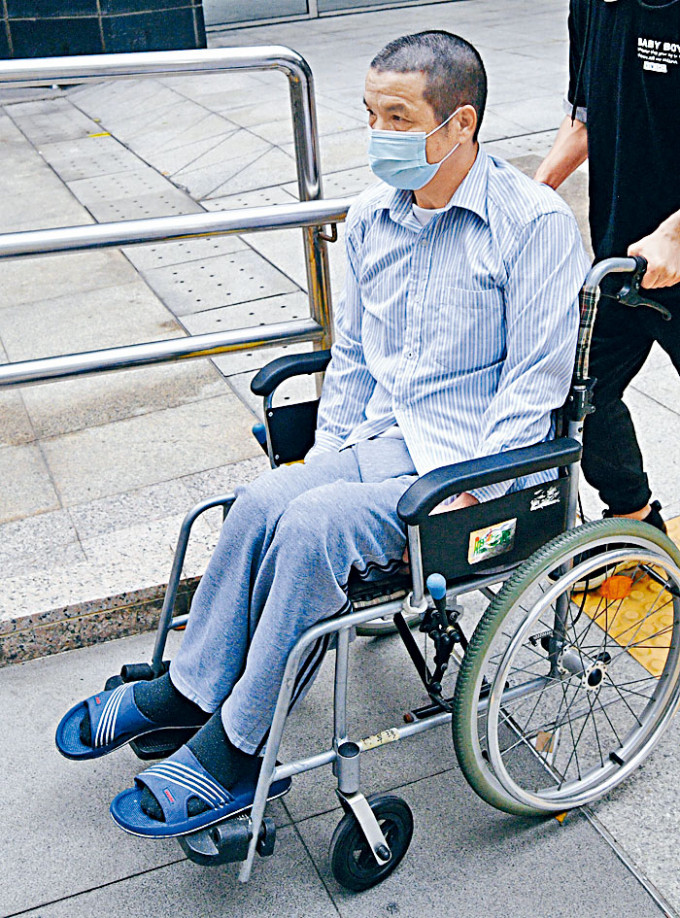 被告周景登坐轮椅出庭。