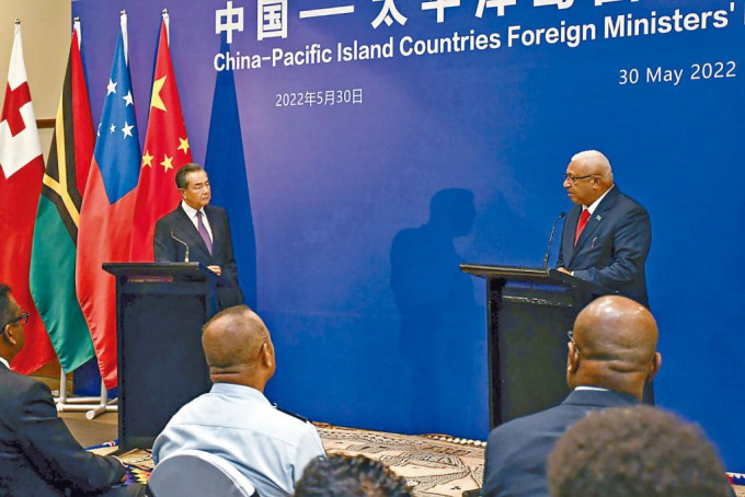 外長會議結束後，王毅昨天同斐濟總理一起見記者。
