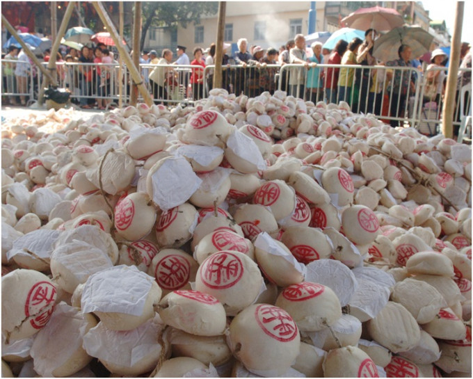 长洲太平清醮按传统会向市民派平安包。资料图片