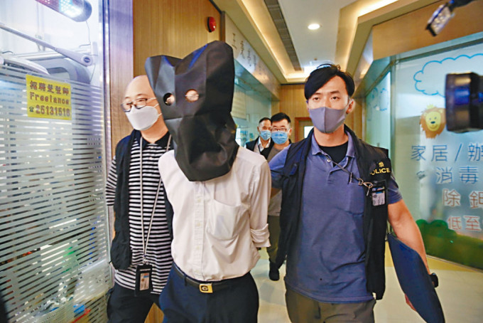 警員在柴灣興華邨拘捕一名醫生。