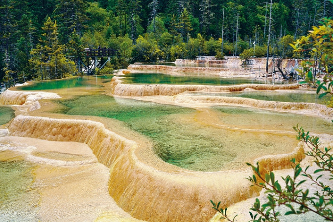 由水中的碳酸钙积聚而成的乳白色堤埂，形成神仙池景区的「瑶池」美景。