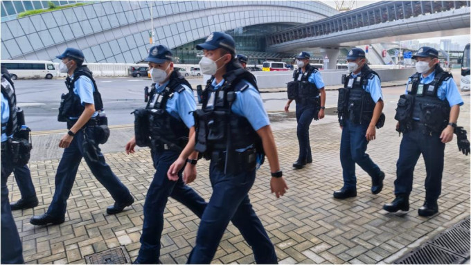 特警在高铁站外巡逻。