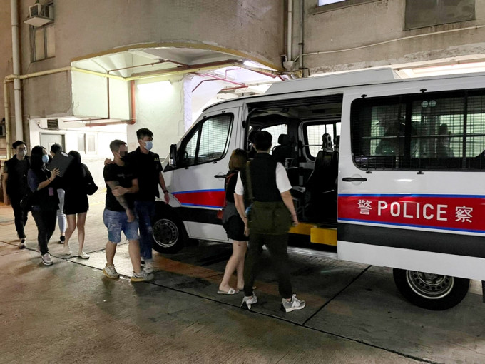 警方于红磡捣无牌楼上吧，拘5名男女。警方图片
