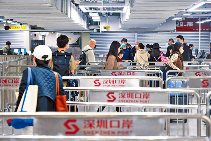 經歷3年疫情，不少「港代」謀求轉型，轉為從深圳「人肉」帶貨回香港賺錢。