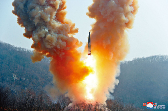 北韓周日發射導彈，火光及煙霧呈Ｖ形，可能首次使用「發射井」或類似概念的「地下發射場」發射。