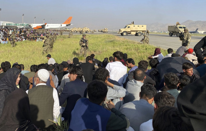 大批阿富汗人在機場守候，希望離開。AP