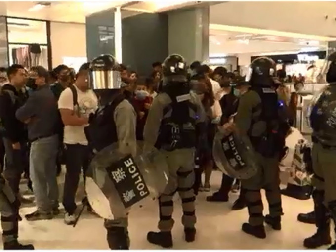 防暴警察進入沙田新城市廣場。now影片截圖