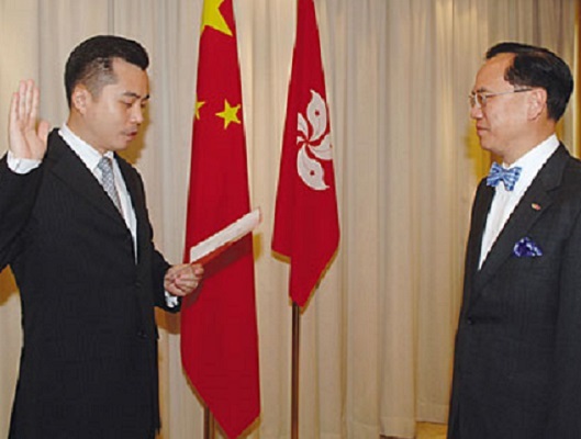 黃仁龍05年上任律政司司長職位，正是時任行政長官曾蔭權提名出任的，二人共事七年。資料圖片