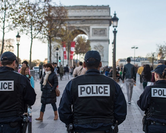 法国警方拘捕11名17至19岁青年。AP资料图片