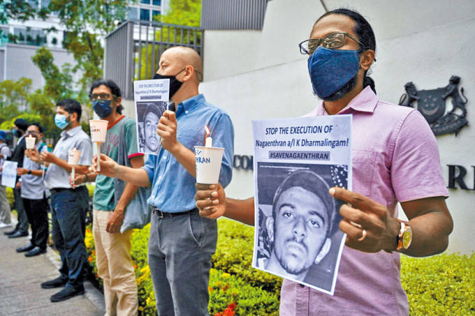 示威者周一在新加坡駐吉隆坡大使館外為納加德蘭請願。