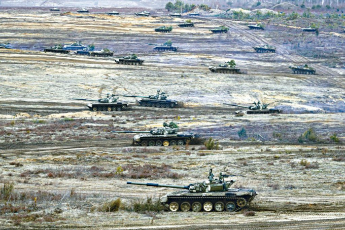 俄羅斯和白俄軍隊上周六在白俄一個訓練場，進行坦克演習。　