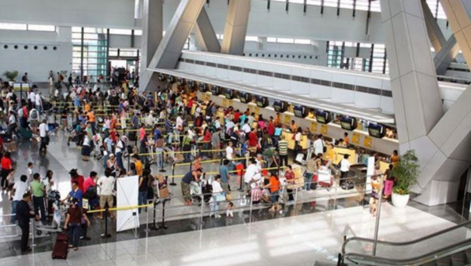 菲律宾考虑对来自中国的旅客采取检测措施。