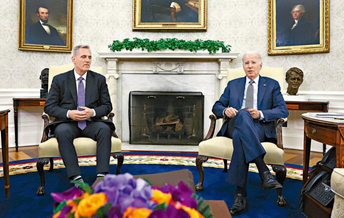 拜登与麦卡锡周一在白宫椭圆形办公室，就债务上限谈判。