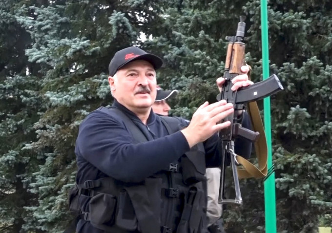 盧卡申科坐直升機抵官邸時，手持步槍和身穿避彈衣。AP圖片
