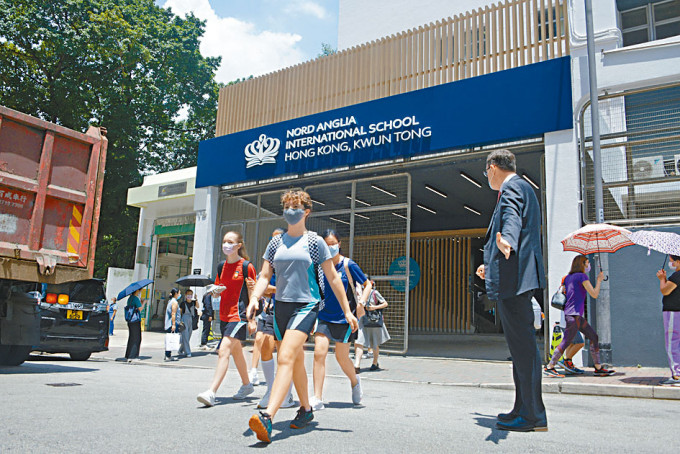数十名身穿社服的学生昨午放学离开NAIS观塘新校舍，有家长透露，校方向学生强调活动并非授课。