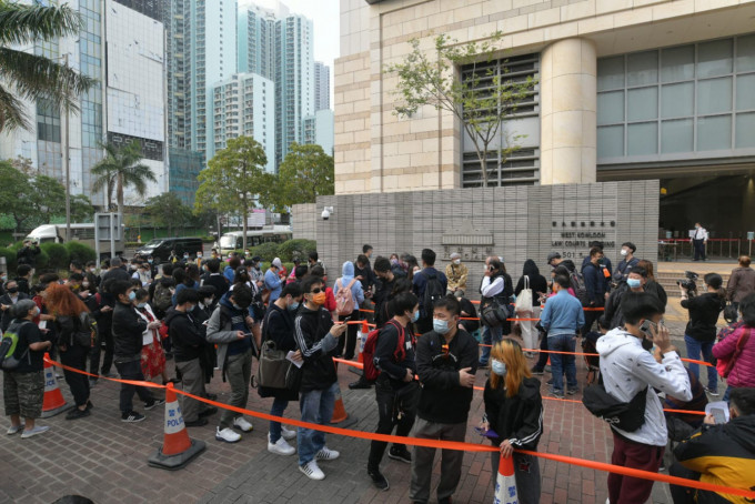 大批市民日前在西九龍法院外排隊輪籌聽審。 資料圖片
