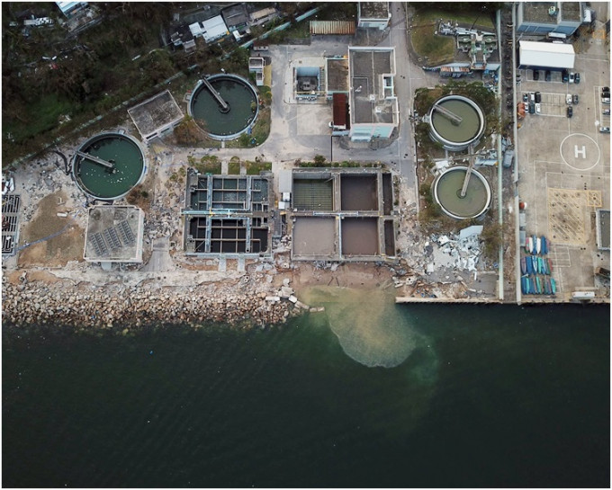 西貢污水處理廠嚴重受損，污水直出海邊。網圖（Waly Lee攝）