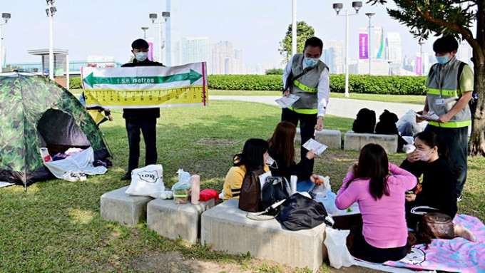 康文署职员于添马公园呼吁场地使用者遵守有关法例规定，并派发宣传单张。政府新闻处图片