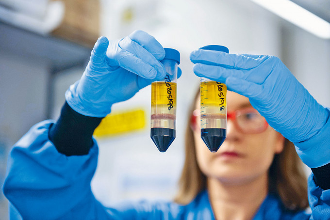 ■研究人员在牛津的实验室试验牛津疫苗。