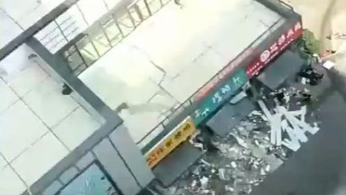 山东泰安一家商铺发生爆炸12人受伤，初步确定为石油气罐泄漏引起。