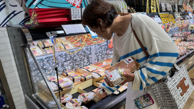 有日式超市日前出售「盲盒寿司」，引起市民热议，环保署发文重申其实可用胶盒盛载。陈俊豪摄